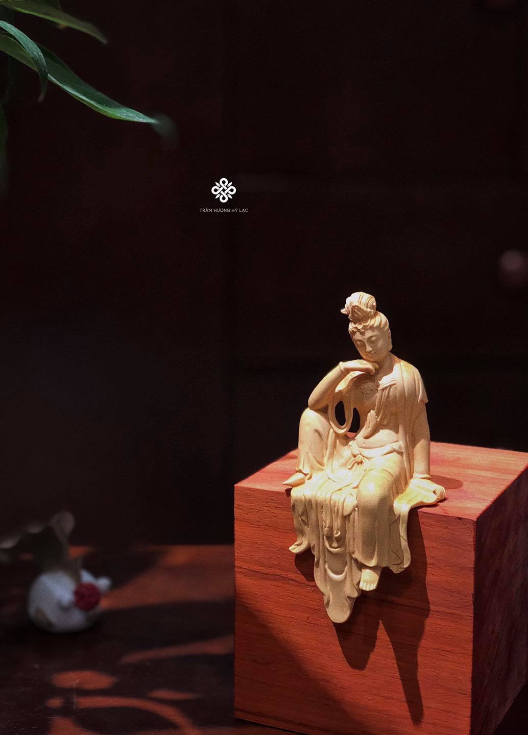 Tượng Quán Tự Tại Bồ tát gỗ hoàng dương lá nhỏ 13cm