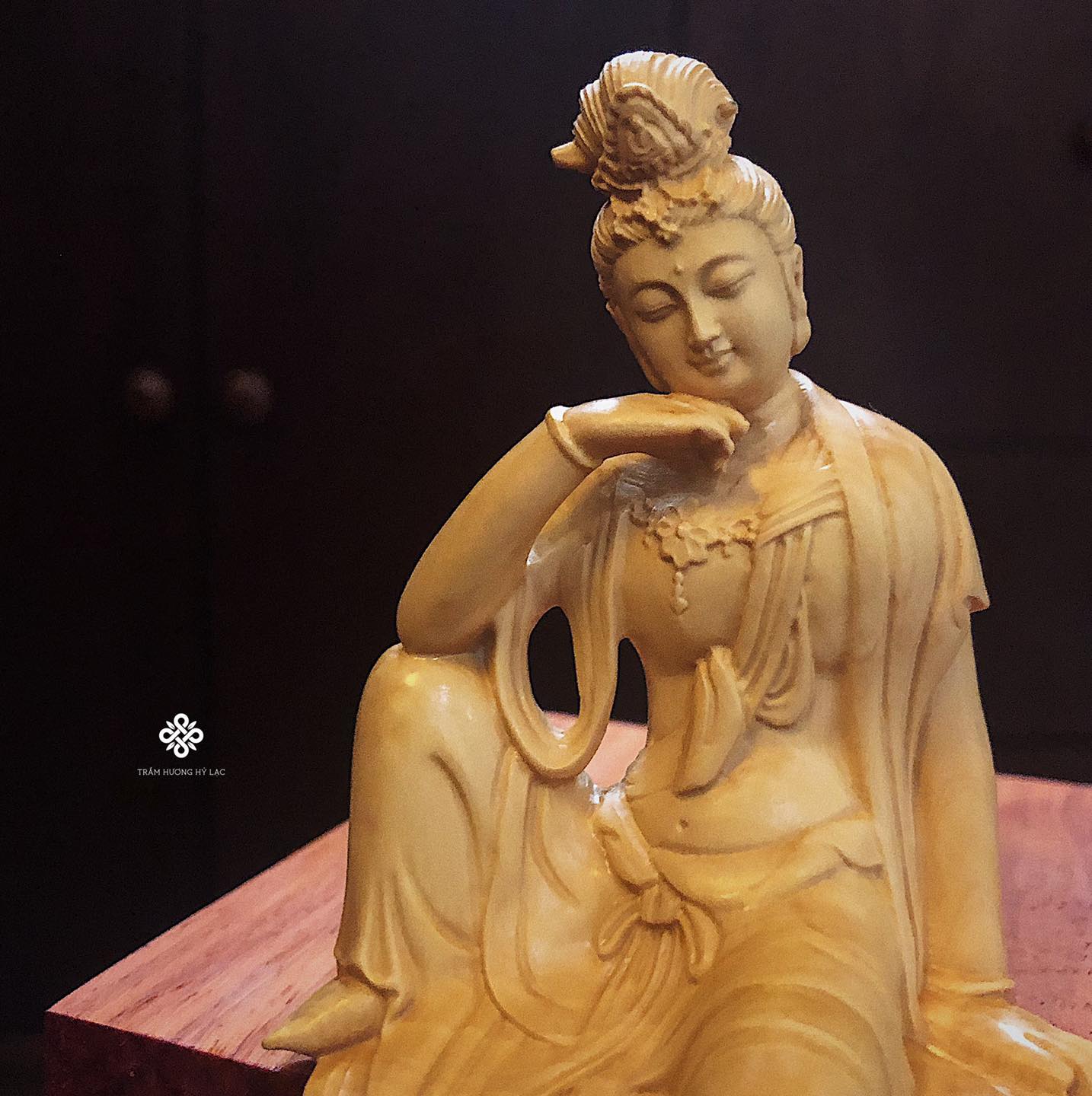 Tượng Quán Tự Tại Bồ tát gỗ hoàng dương lá nhỏ 13cm