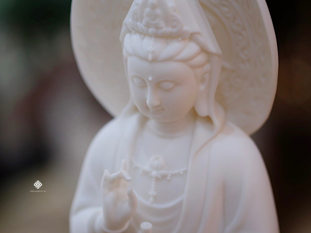 Tượng Quan Âm Bồ tát đứng sứ trắng