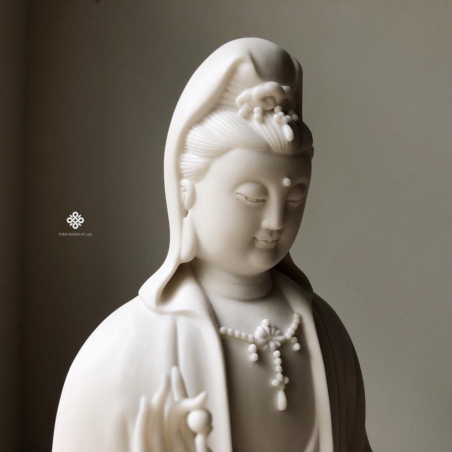 Tượng gốm trắng Quan Âm Bồ tát