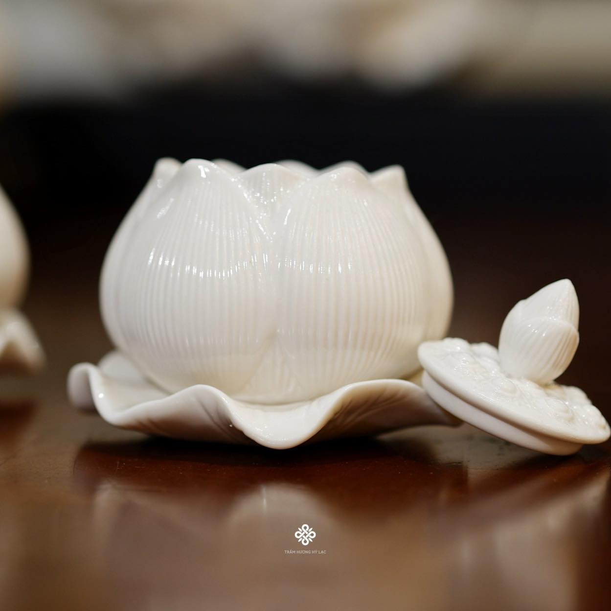 Chén nước búp sen sứ trắng