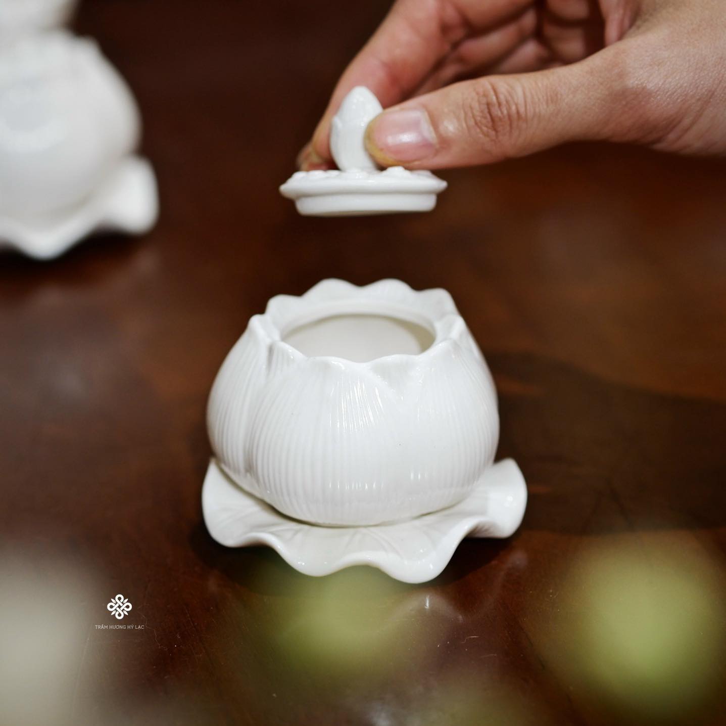 Chén nước búp sen sứ trắng