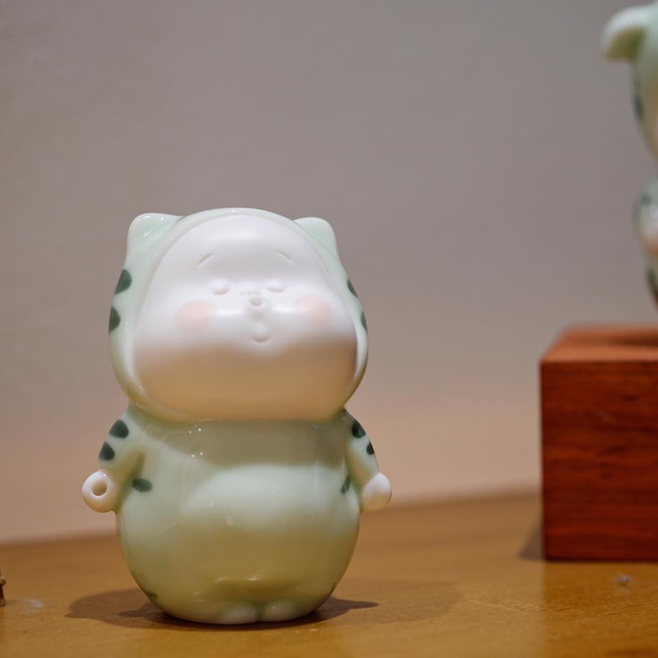 Bé hổ vằn xanh cầm nhang không tăm