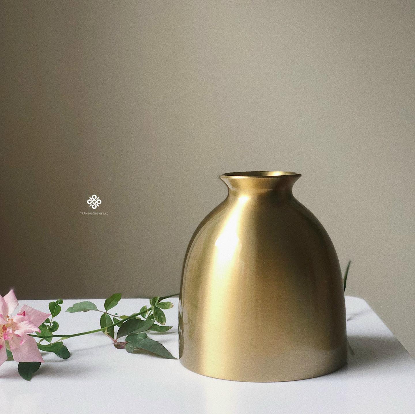 Bình đồng trơn cổ lọ