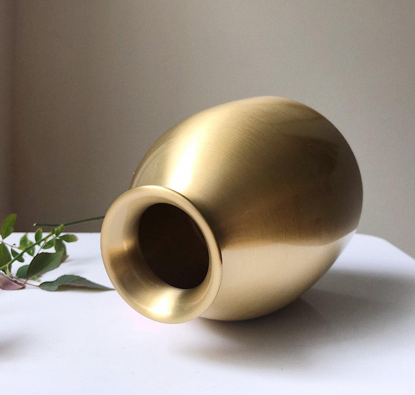 Bình đồng trơn cổ lọ