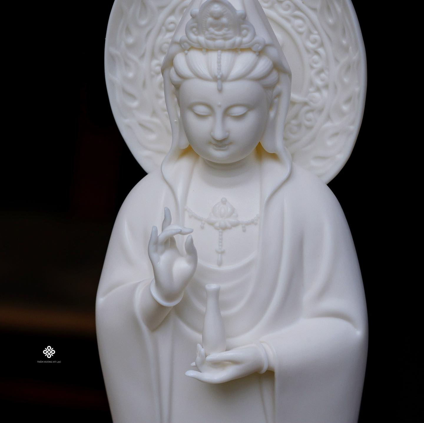 Tượng Quan Âm Bồ tát đứng sứ trắng