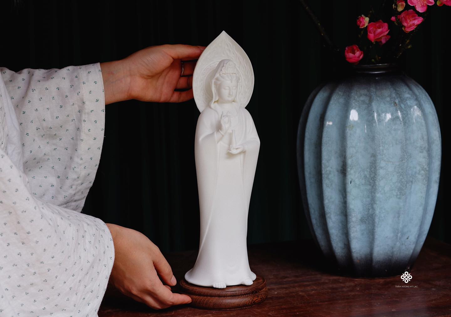 Tượng Quan Âm Bồ tát đứng sứ trắng