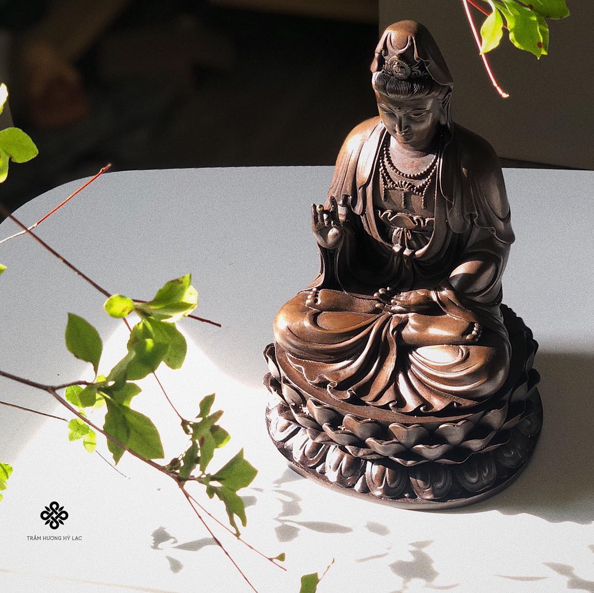 Tượng đồng Quan Âm Bồ tát nâu đậm