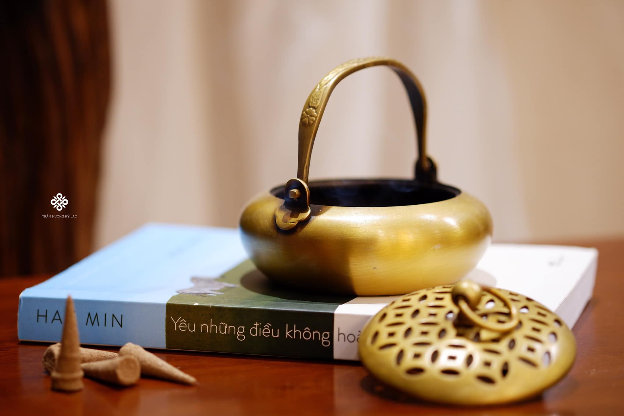 Lư đồng vàng có quai xách