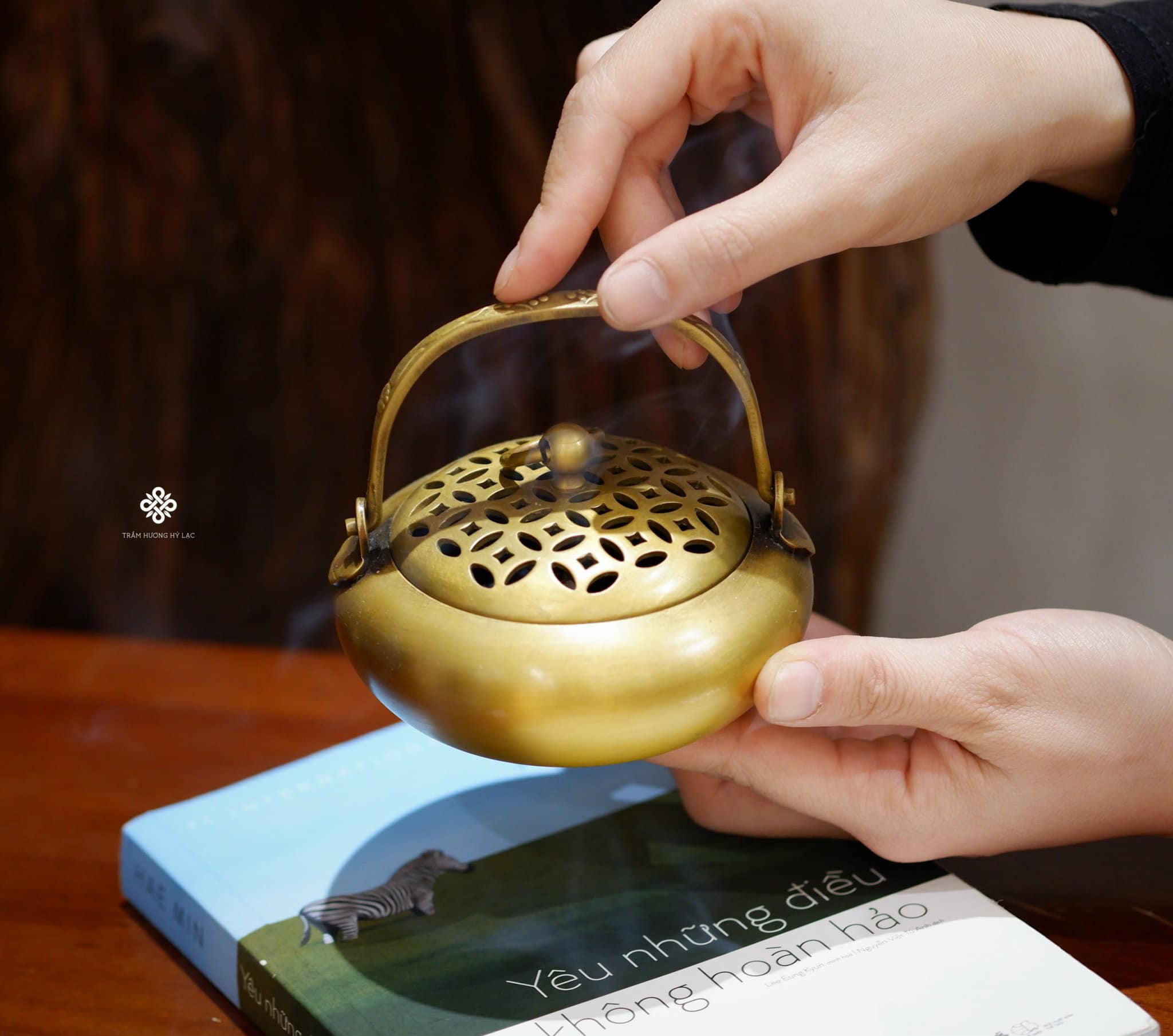 Lư đồng vàng có quai xách