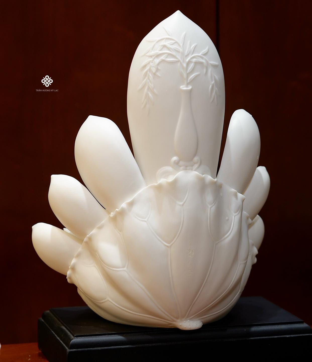Tượng gốm Quan Âm ngự liên