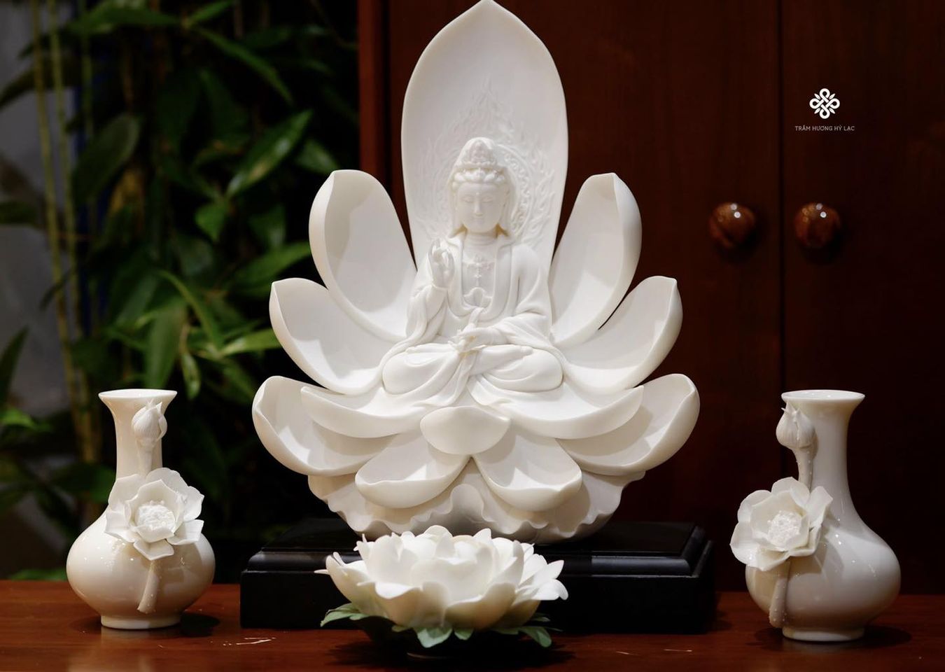 Tượng gốm Quan Âm ngự liên