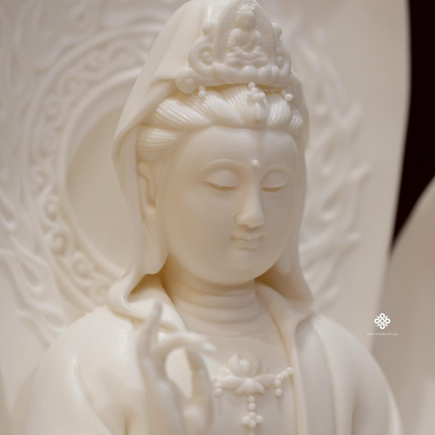 Tượng gốm Quan Âm ngự liên
