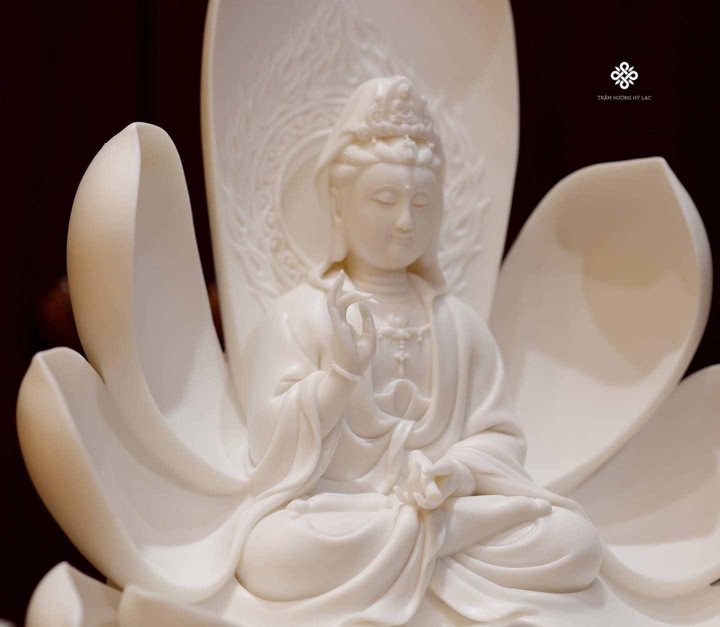 Tượng gốm Quan Âm ngự liên