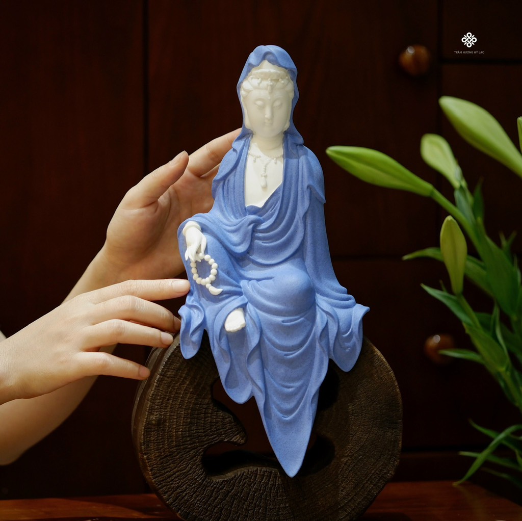 Tượng gốm Quan Âm cầm chuỗi bồ đề màu xanh
