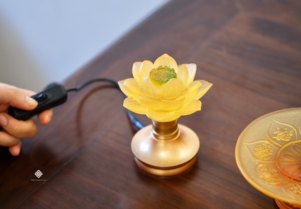 Cặp chân đèn hoa sen lưu ly vàng