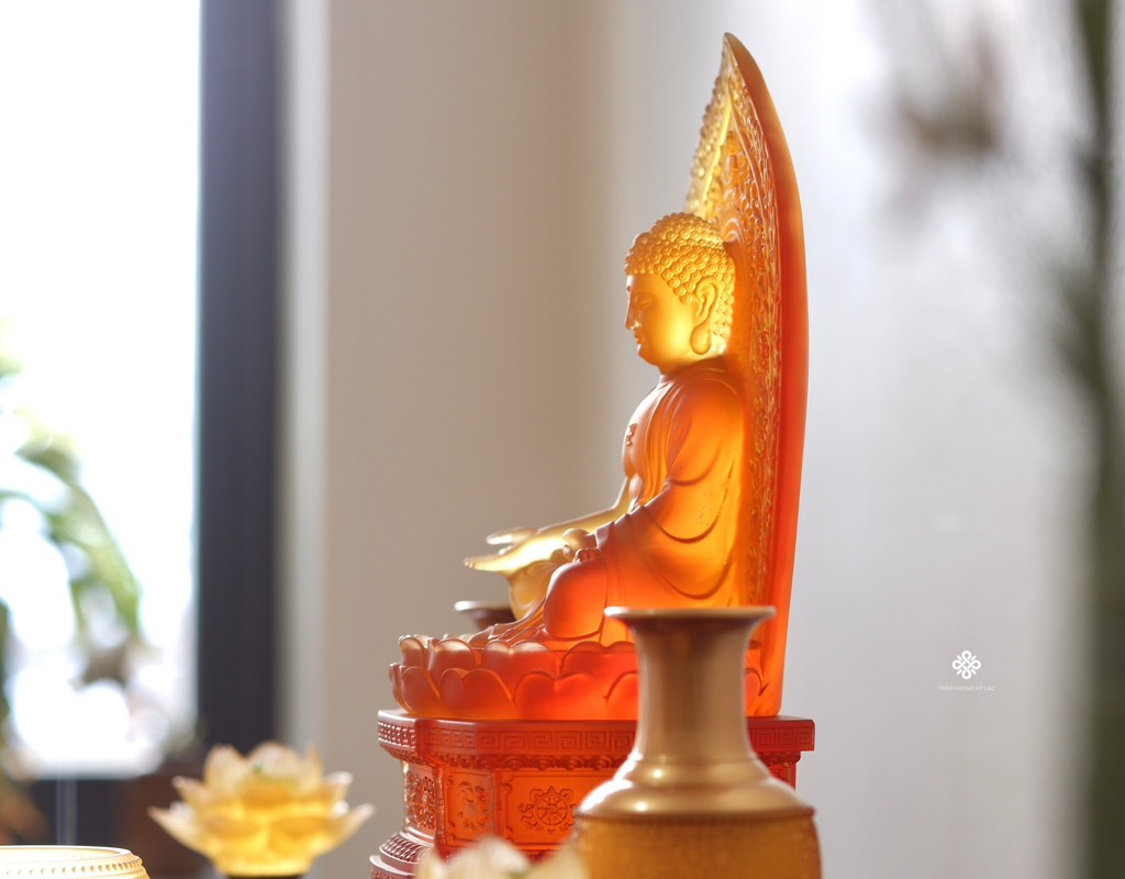 Tượng Đức Phật Thích Ca lưu ly vàng