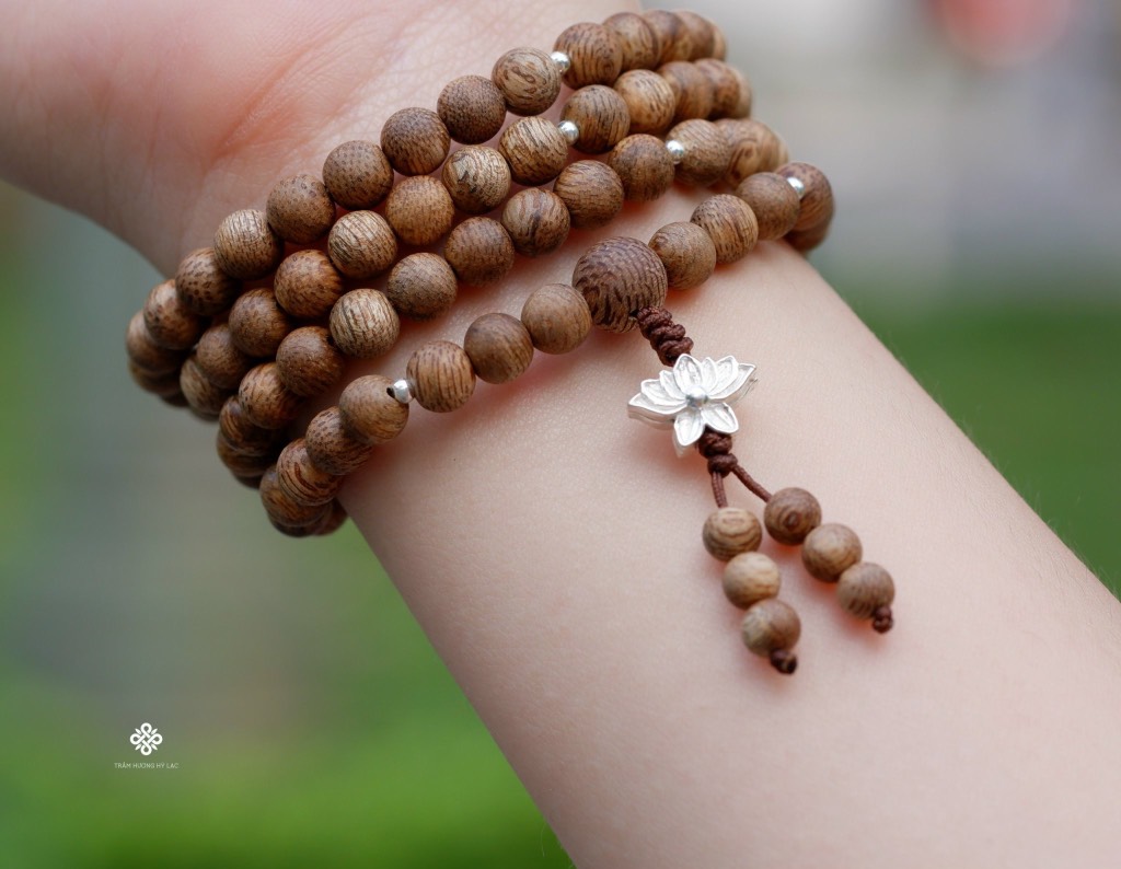 Chuỗi 108 hạt trầm rừng 6mm phối hoa sen bạc