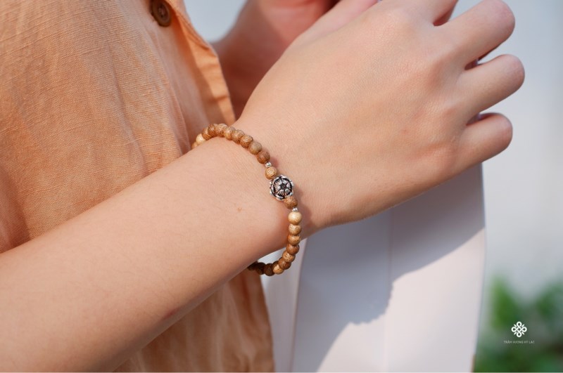 Vòng tay trầm rừng phối hoa sen bạc