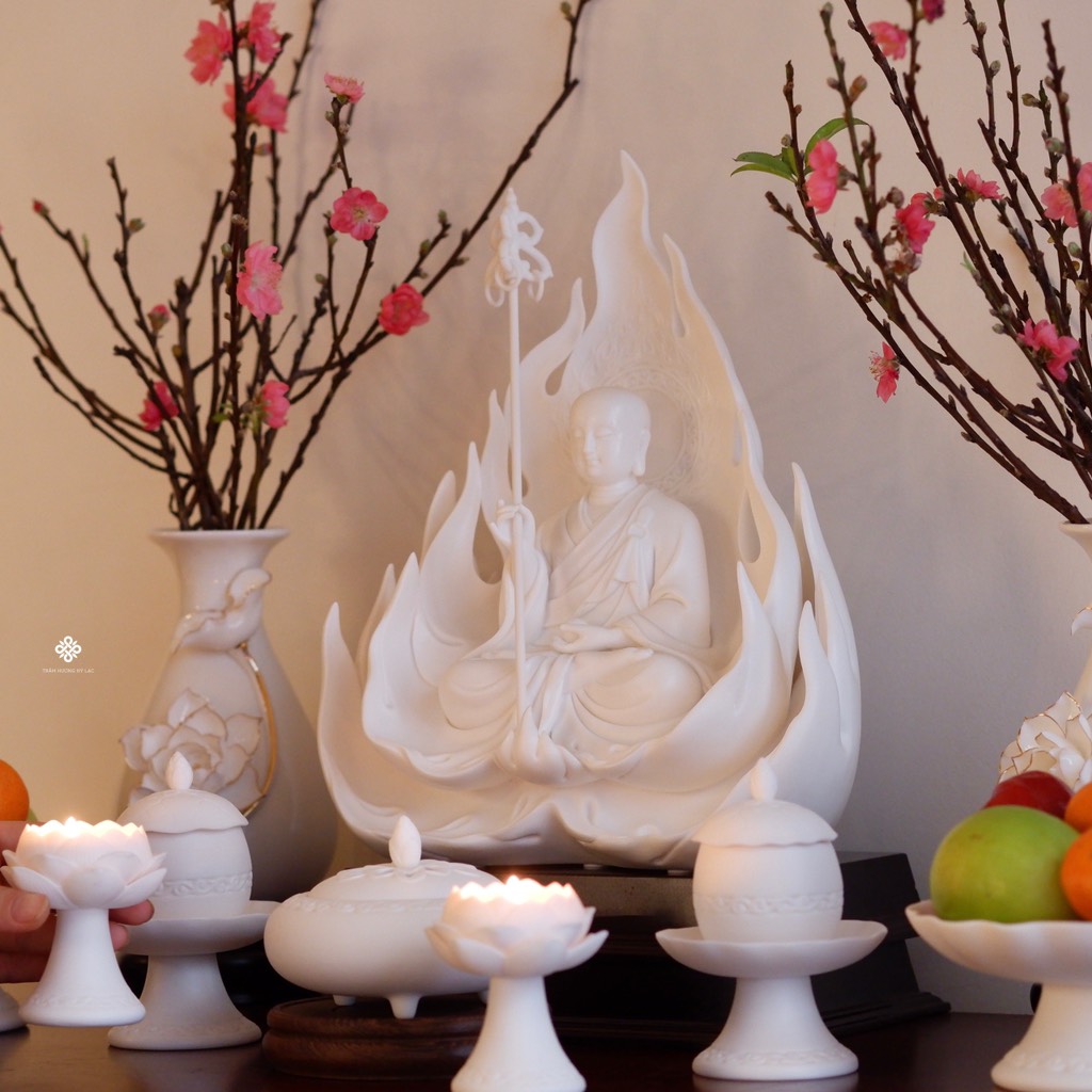 Tượng Địa Tạng Bồ tát ung dung trên lửa