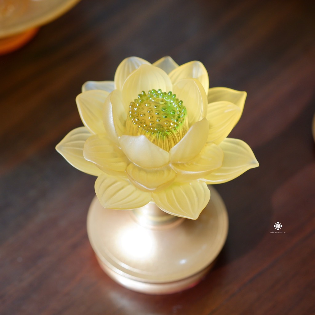 Cặp chân đèn hoa sen lưu ly vàng