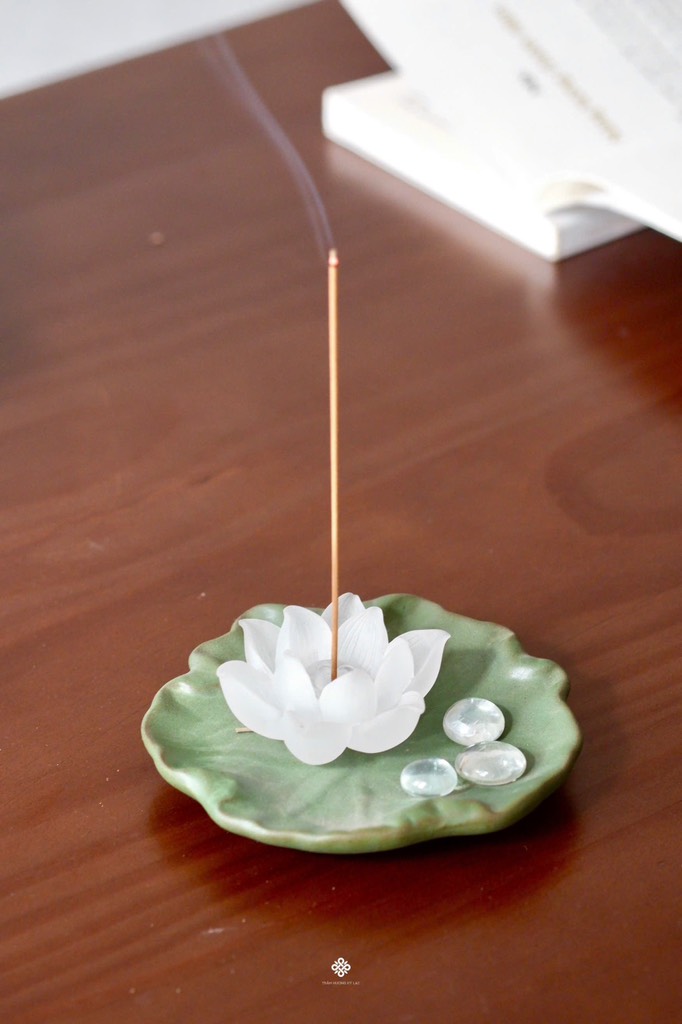 Bộ lá, hoa sen và giọt nước lưu ly