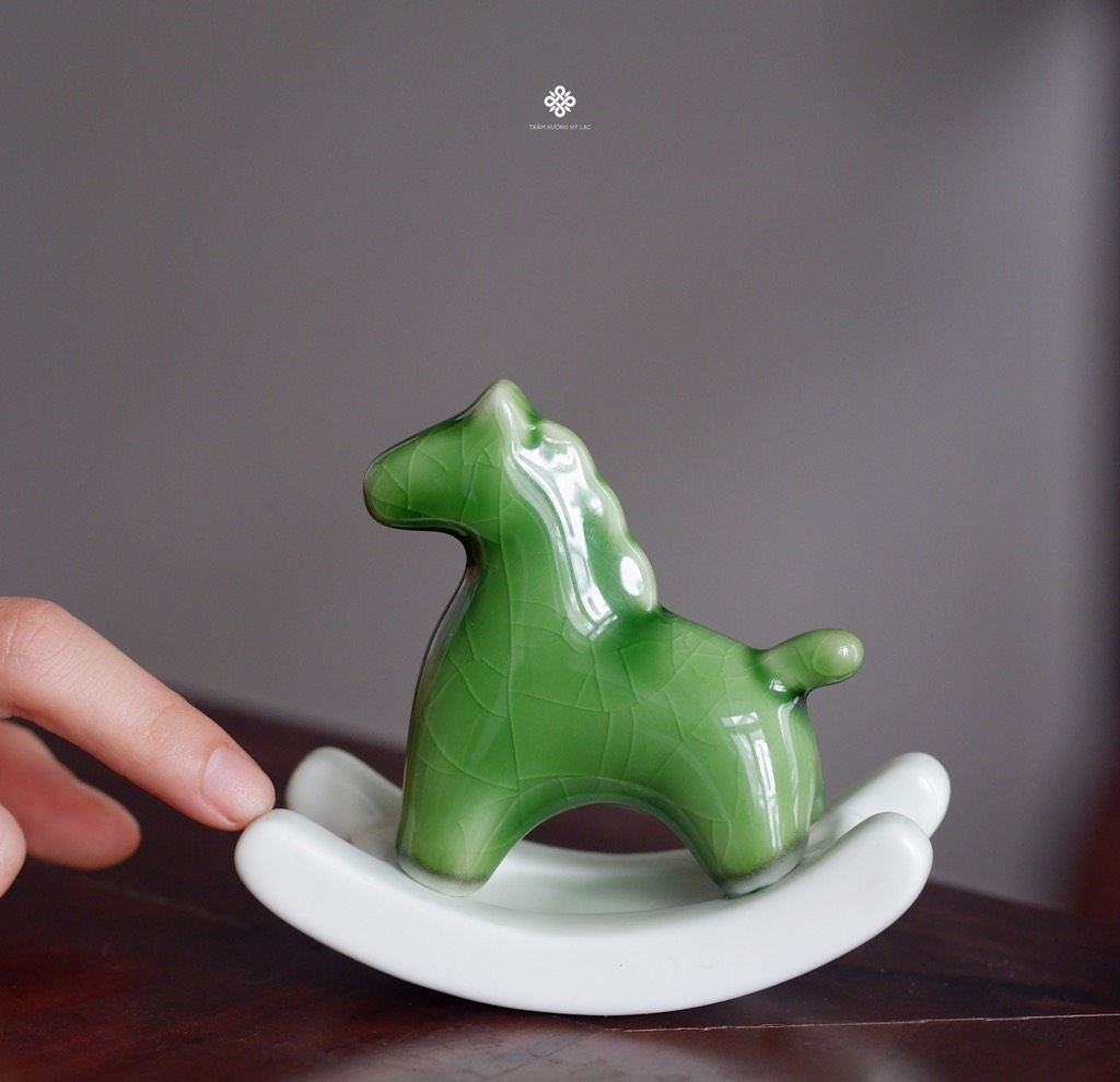 Ngựa gốm cân bằng cuộc sống màu xanh