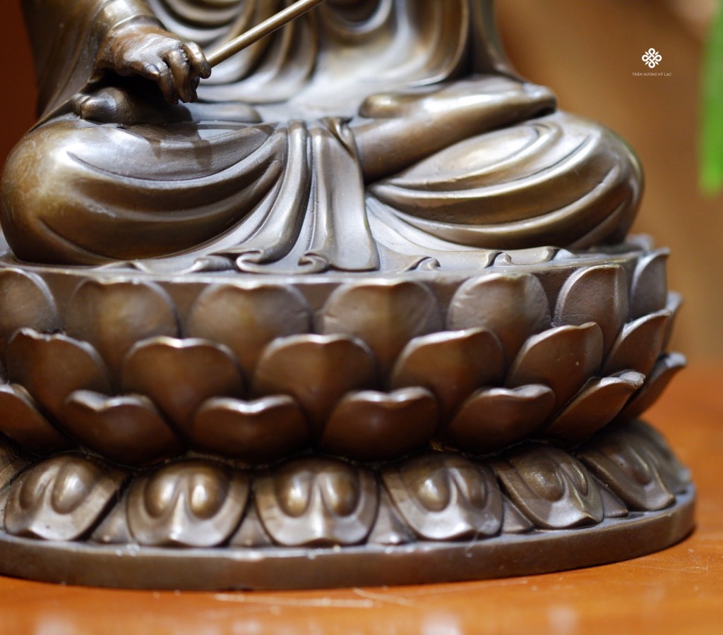 Tượng đồng Đại Thế Chí Bồ tát nâu đậm