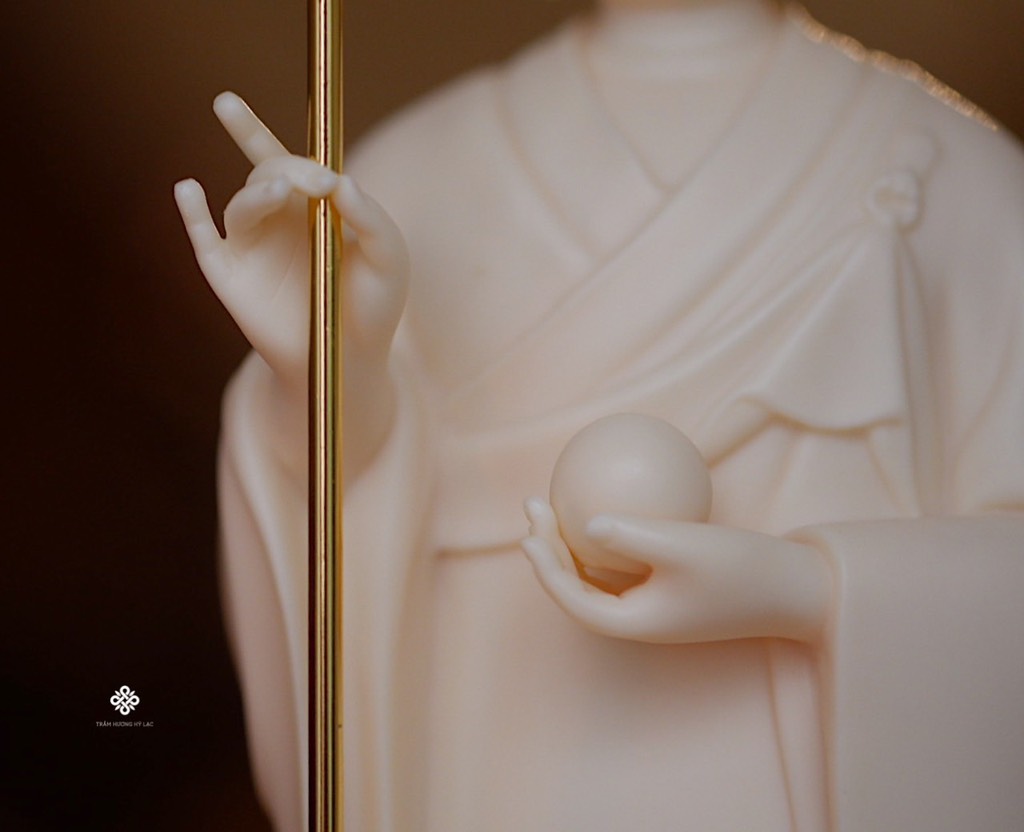 Tượng Địa Tạng Bồ tát đứng sứ vàng