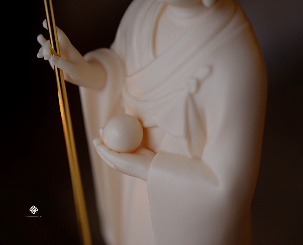 Tượng Địa Tạng Bồ tát đứng sứ vàng