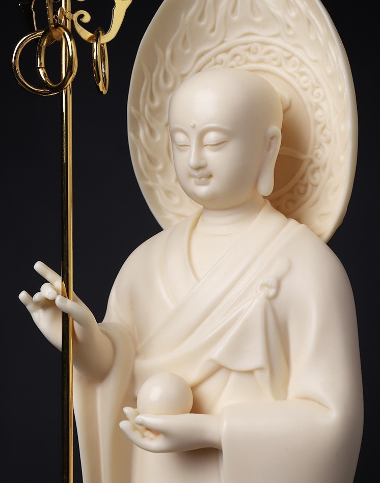 Tượng Địa Tạng Bồ tát đứng sứ vàng