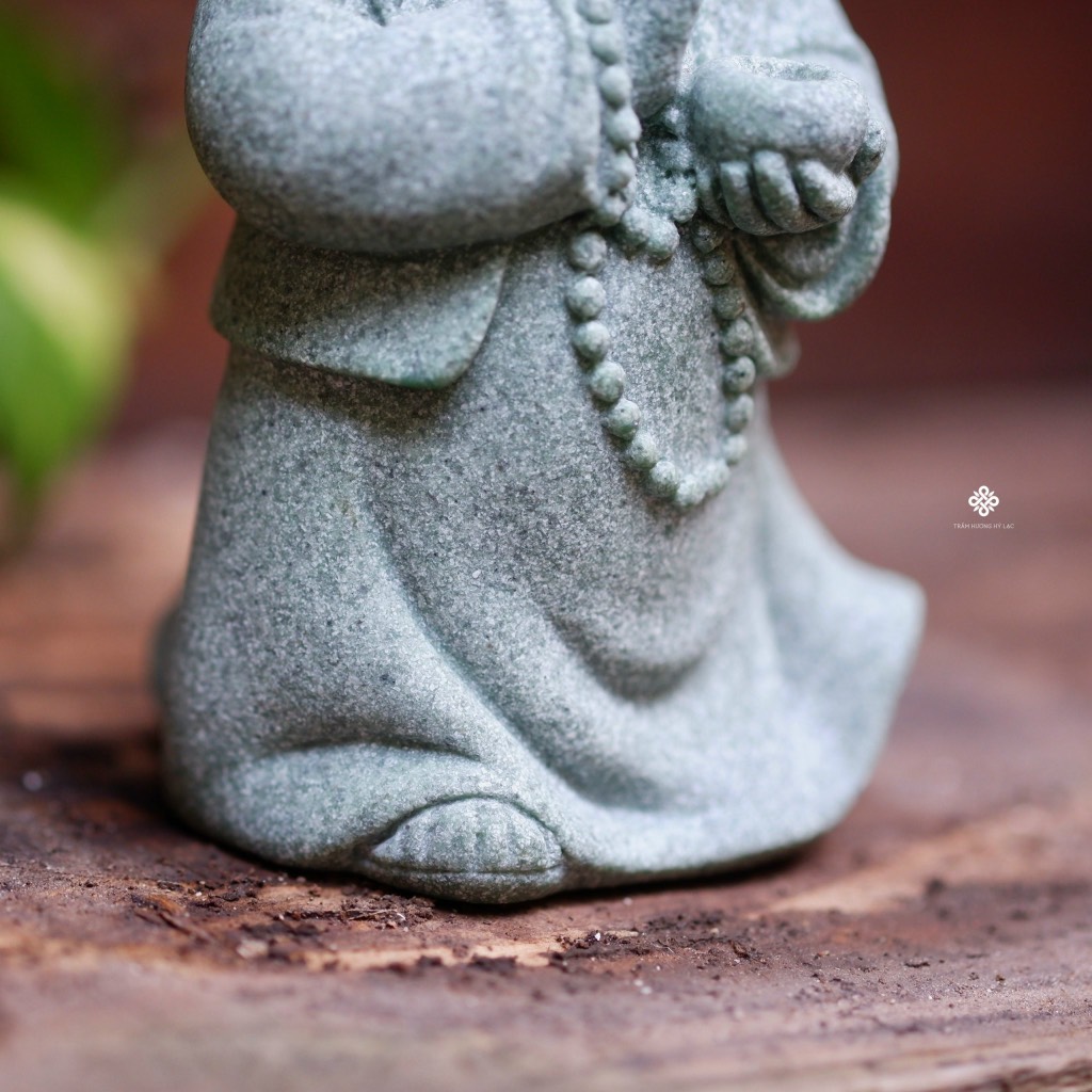 Tượng tiểu hoà thượng hành thiền đá sa thạch 12.7cm