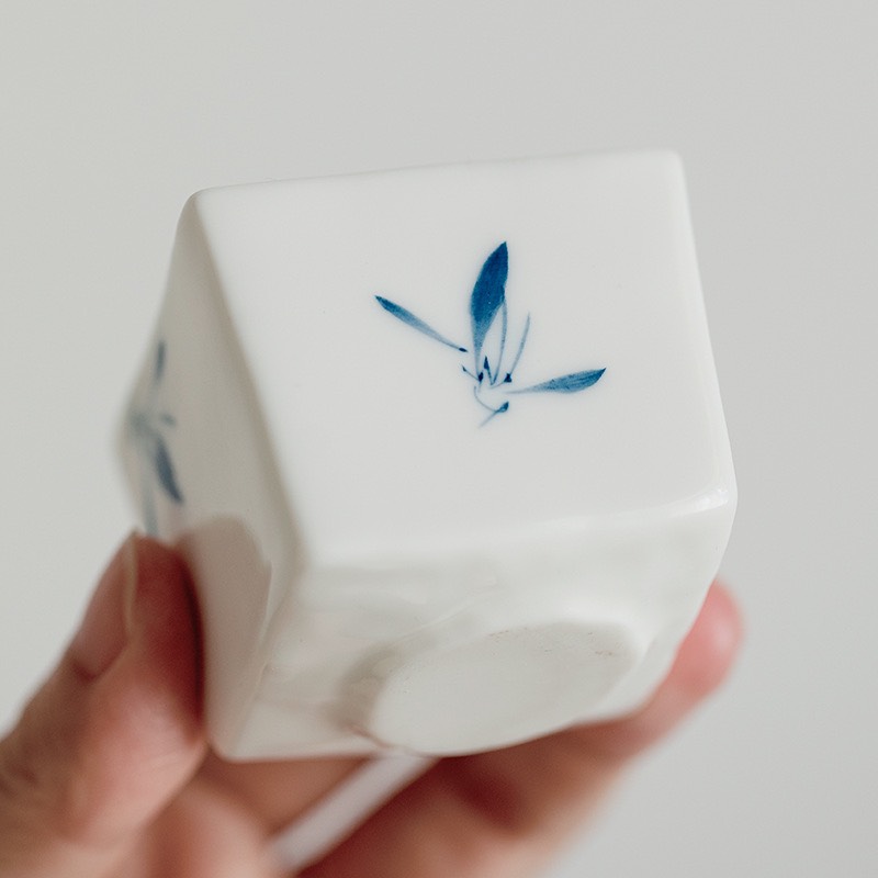 Chén nước hoa lan vẽ tay