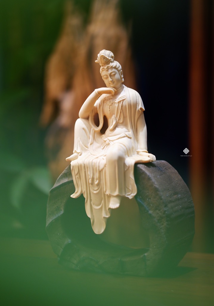 Tượng Quán Tự Tại Bồ tát gỗ hoàng dương lá nhỏ 13cm
