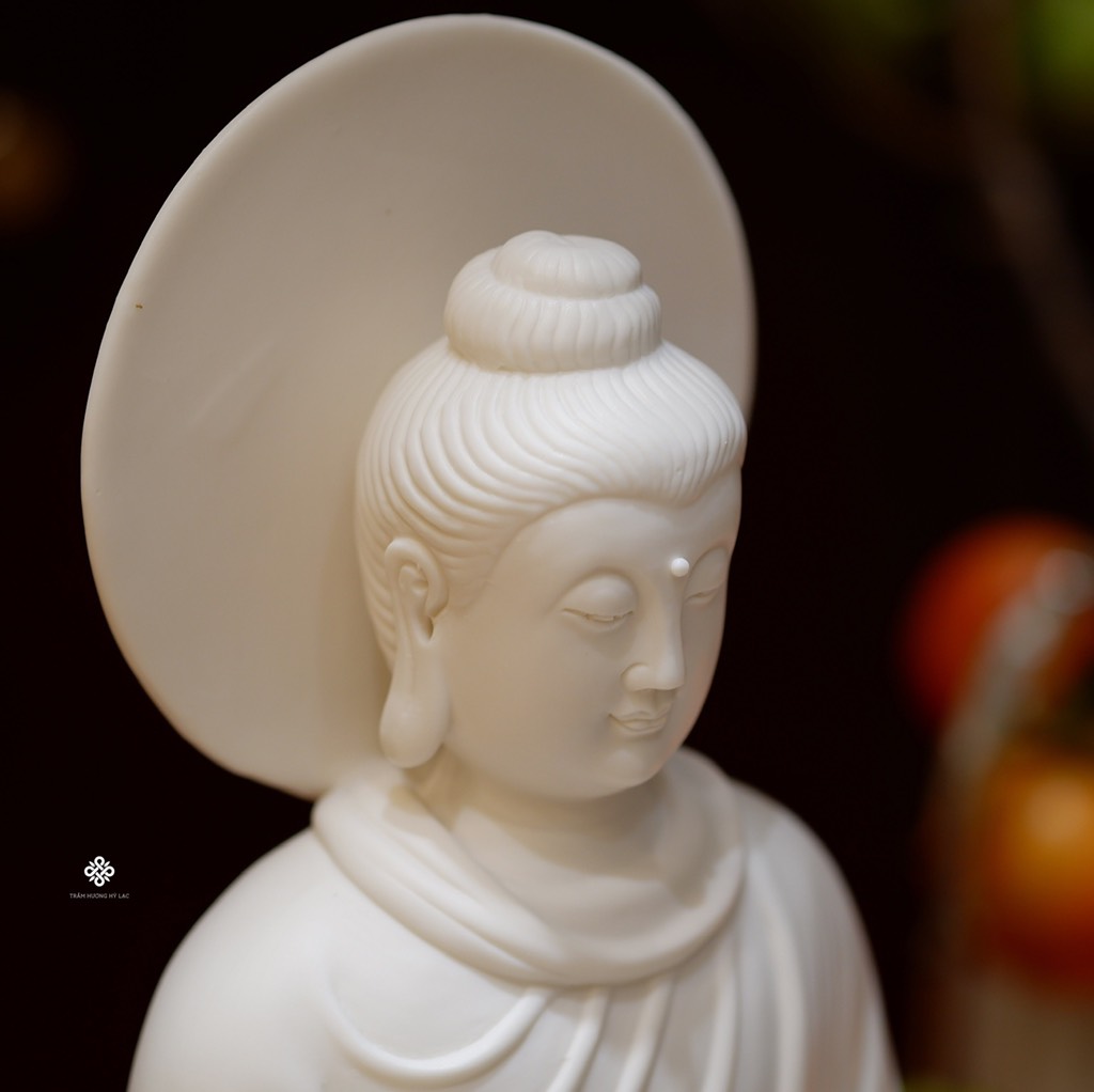 Tượng Đức Phật Thích Ca thí nguyện thủ ấn toạ đài sen gốm trắng
