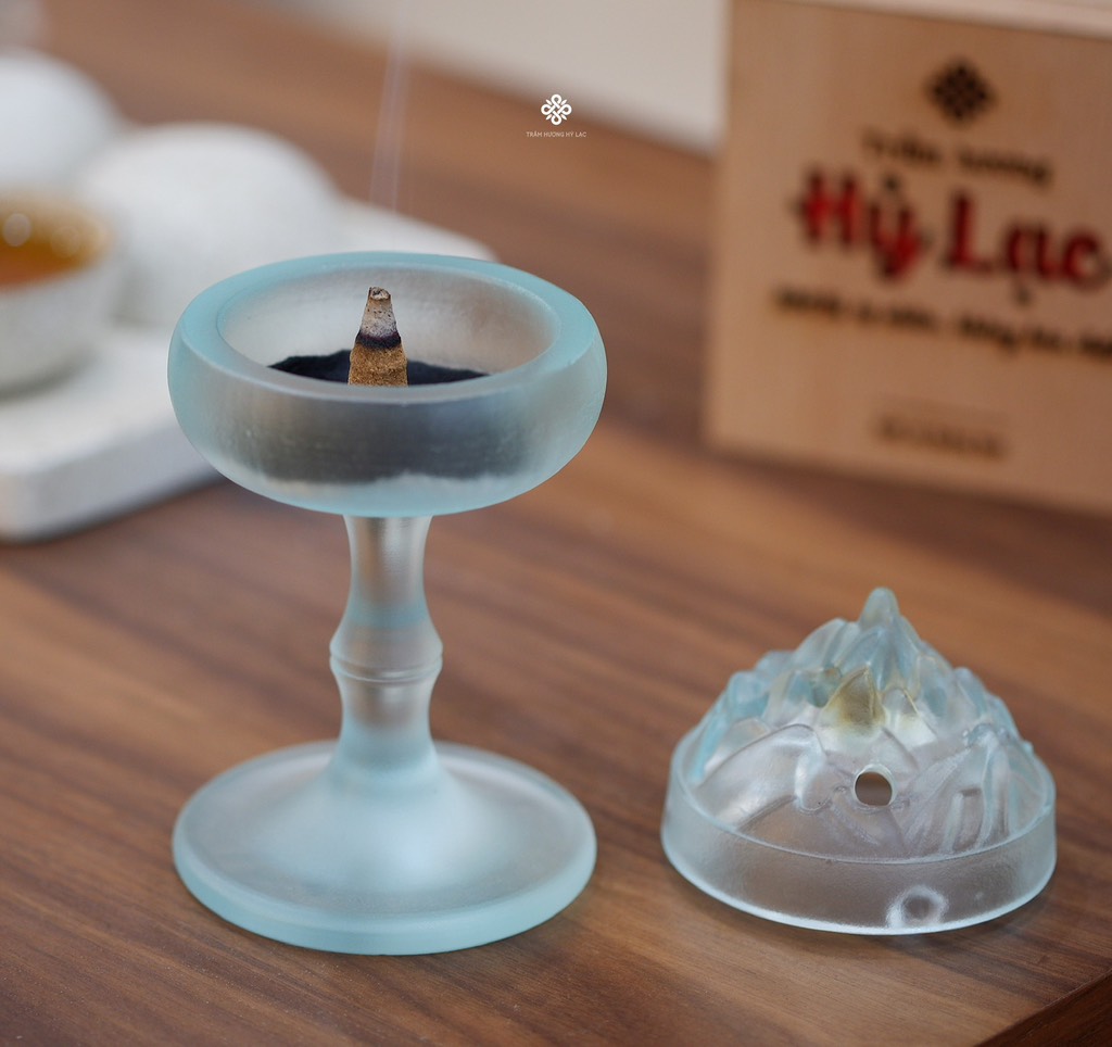 Lư trùng sơn chân nến lưu ly ngọc bích