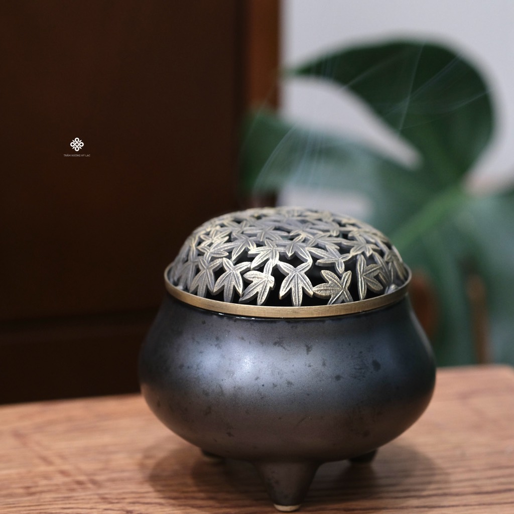 Lư gốm chân cao màu than