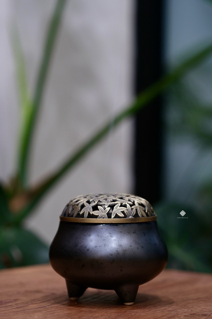 Lư gốm chân cao màu than