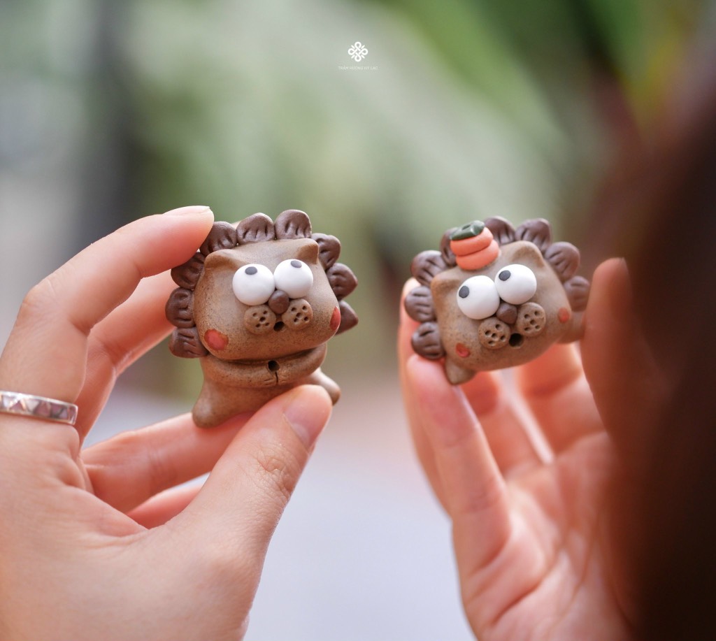 Sư tử ôm tay xông nhang trầm