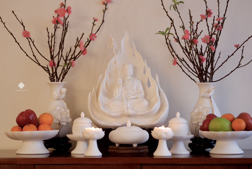 Tượng Địa Tạng Bồ tát ung dung trên lửa