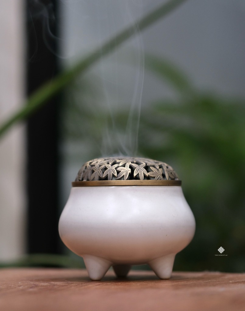 Lư gốm chân cao màu kem