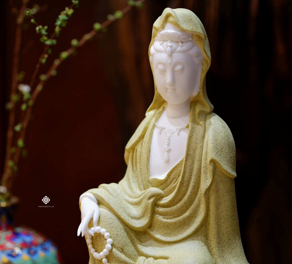 Tượng gốm Quan Âm cầm chuỗi bồ đề màu vàng