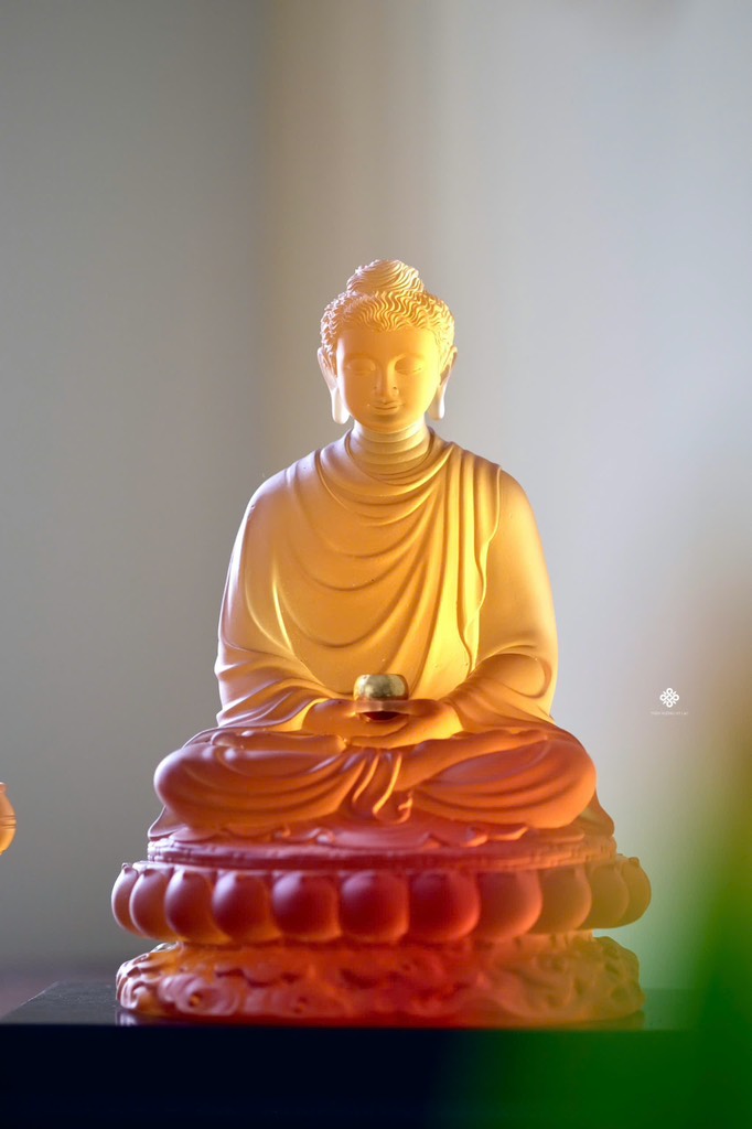 Tượng Đức Phật Thích Ca nguyên thuỷ lưu ly vàng
