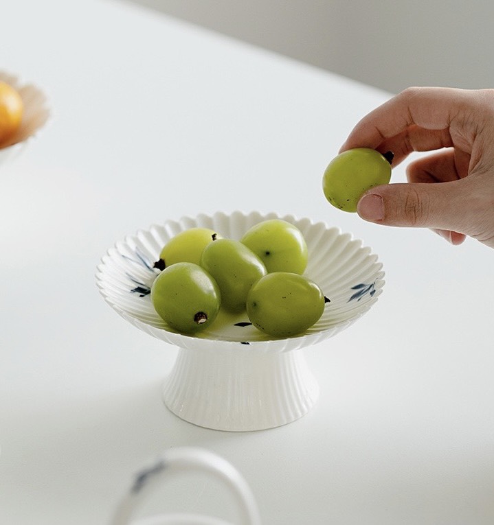 Đĩa bồng hoa lan vẽ tay