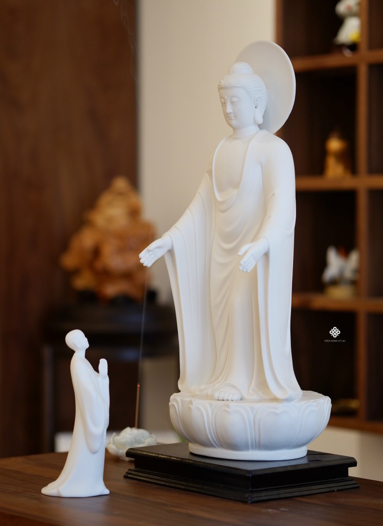 Tượng Phật Thích Ca từ ái gốm trắng
