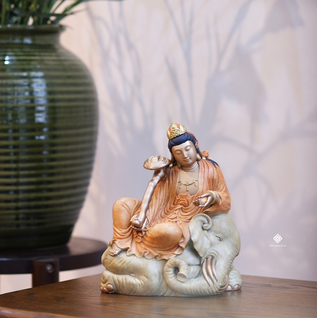 Tượng đồng Phổ Hiền Bồ tát ung dung viên thành