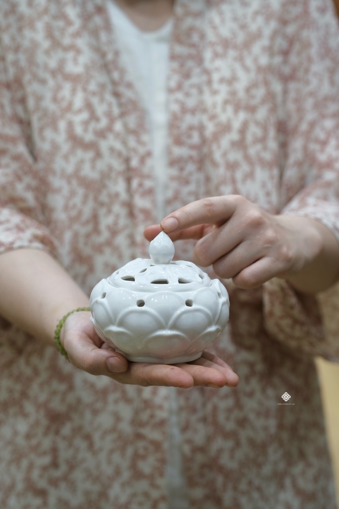 Lư búp sen gốm trắng