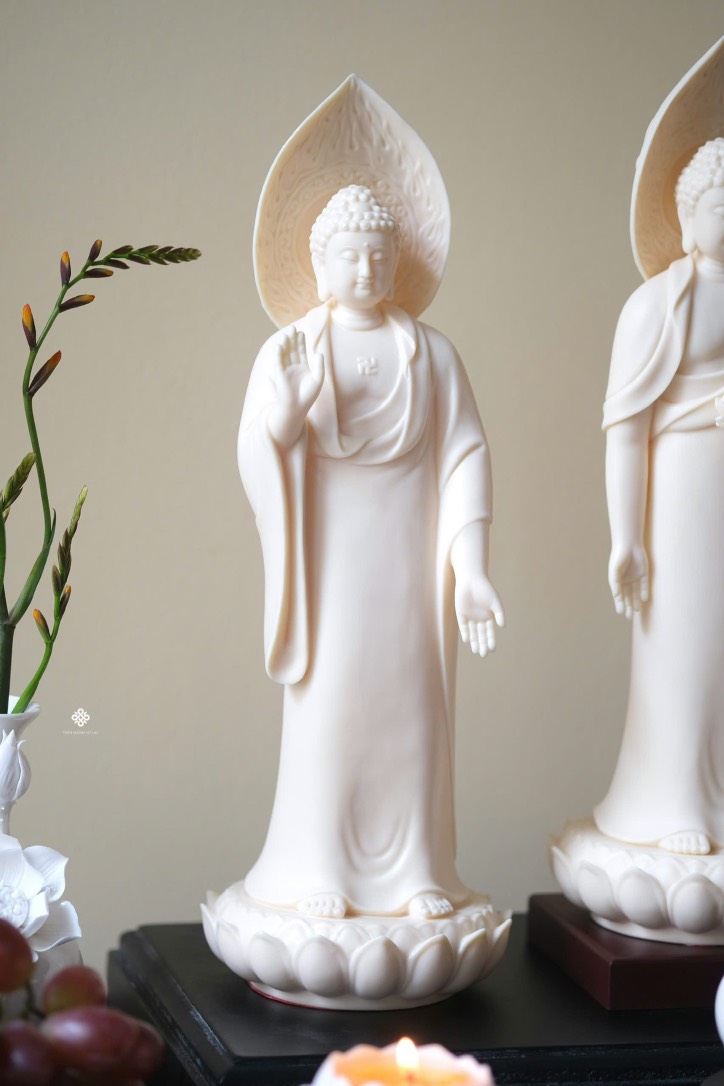 Tượng Đức Phật Thích Ca đứng sứ vàng