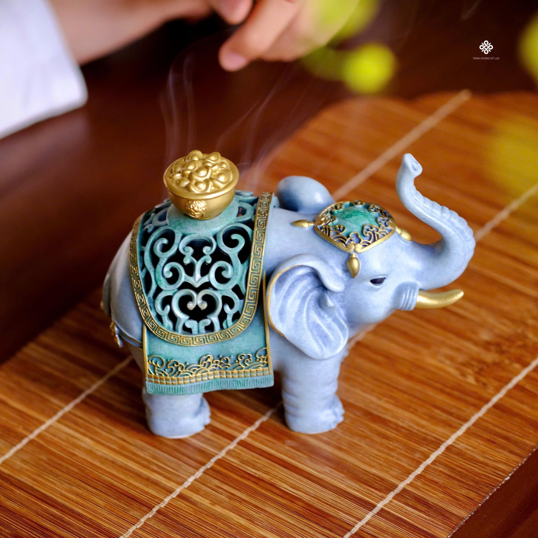 Lư đồng lộc tượng - màu trắng