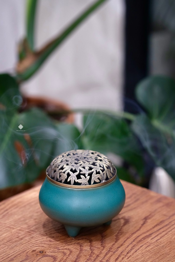 Lư gốm chân cao màu xanh